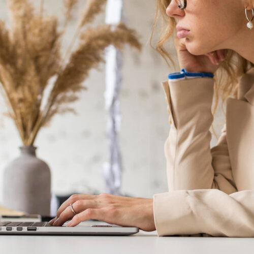 Stres cyfrowy: czym jest i jak sobie z nim radzić?