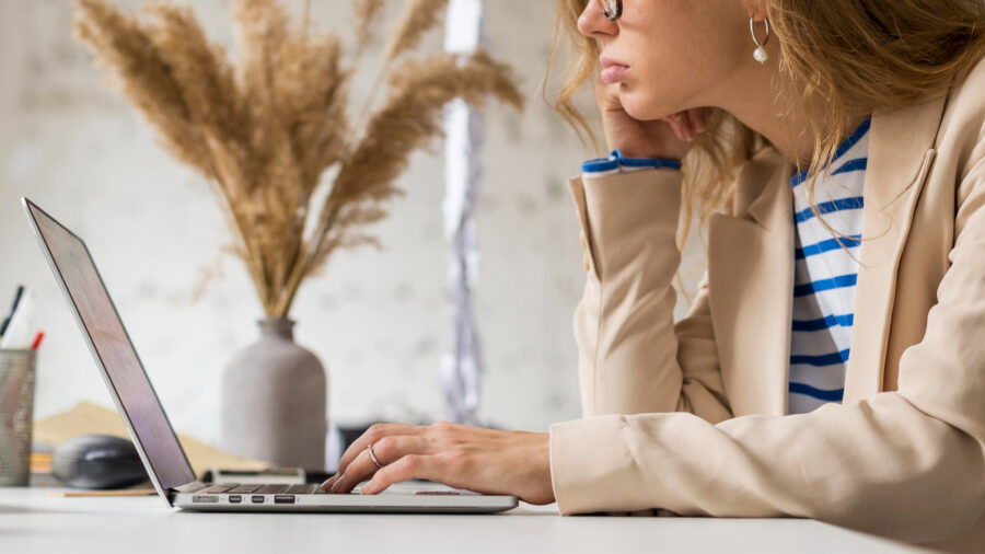 Stres cyfrowy: czym jest i jak sobie z nim radzić?