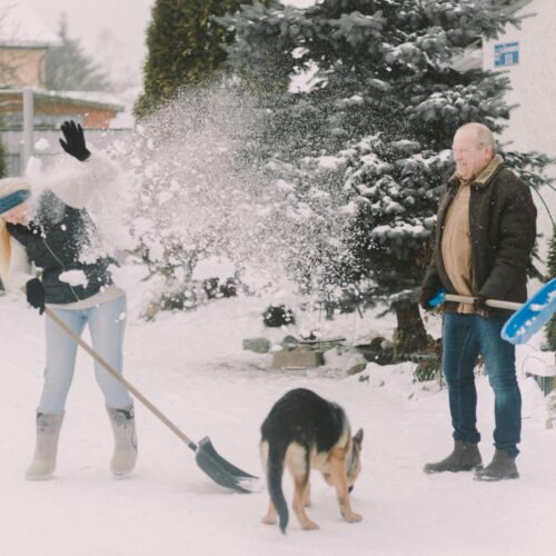 Czym posmarować łopatę do śniegu, by łatwiej się odśnieżało?