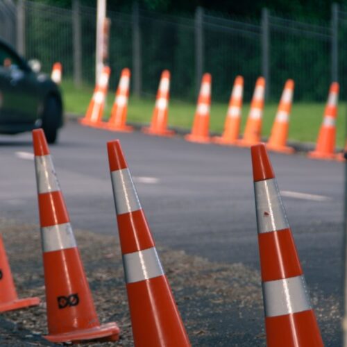 Pachołki drogowe i ich rola w codziennym bezpieczeństwie kierowców i pieszych